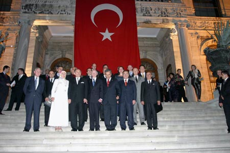 Bülent Arinc, Präsident des türkischen Parlaments, Mehmet Ali Sahia, stv. Ministerpräsident, Bernhard Schreiner, Vizepräsident des Europarats, Stiftungspräsident Dr. Ernst Seidel mit Preisträgern,Preisstiftern und Laudatoren vor dem Dolmabahçe Pal