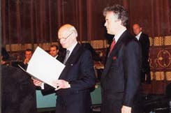 Europäischer Kulturpreis an die Konzertgesellschaft München Verlesung der Urkunde durch den Präsidenten der Stiftung Pro Europa, Dr. Ernst Seidel, im Prinzregententheater in München.