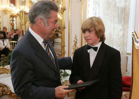 Europäische Kulturpreisverleihungen 2005 in der Wiener Hofburg: Österreichs Bundespräsident Dr. Heinz Fischer überreicht den Europäischen Förderpreis für junge Künstler an den 14jährigen Harfinisten Alexander Boldatschev