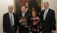 Europäischer Orchesterpreis an die Wiener Philharmoniker Das Bild zeigt Konzertmeister Rainer Küchl, Stiftungspräsident Dr. Ernst Seidel, Frau Seidel und Orchestervorstand Dr. Clemens Hellsberg