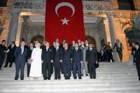 Europäische Kulturpreisverleihungen 2004 in Istanbul: Auszeichnung der \"Großen Nationalversammlung\" der Türkischen Republik, der Städtepartnerschaft Köln - Istanbul und anderer Persönlichkeiten und Kulturschaffenden in Anwesenheit des Präsidenten